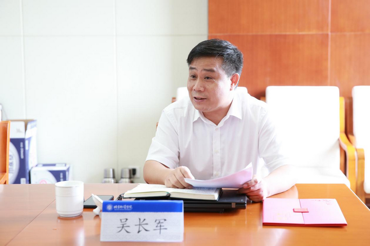 赵玉影为科研处谢进强副处长颁发聘书68赵玉影为法学院吴长军副院长