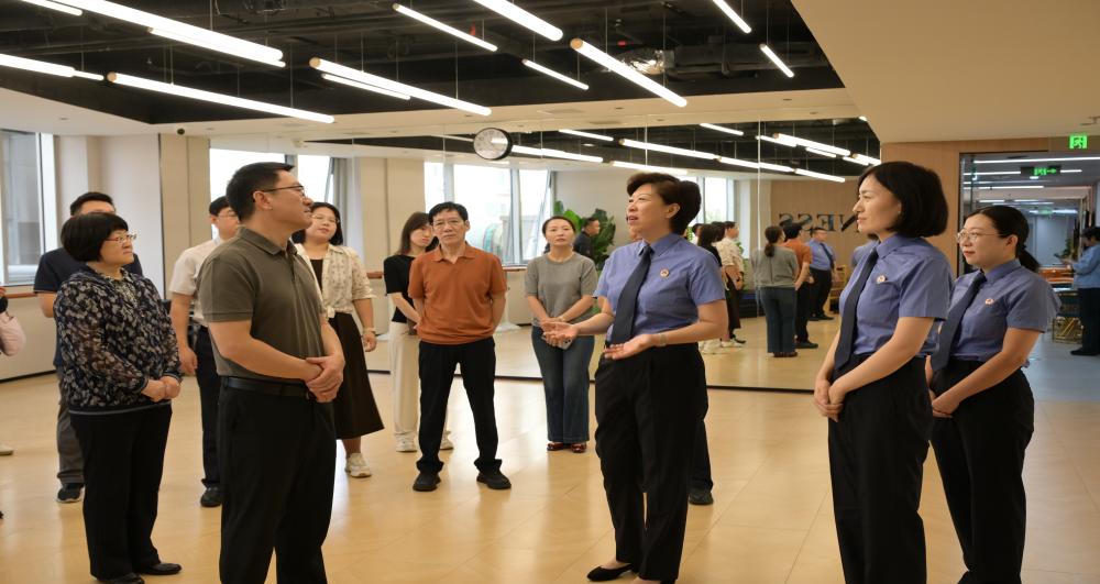 区人大法制委员会视察区检察院未成年人检察工作情...